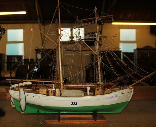 2 model ships